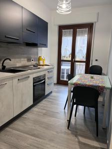 une cuisine avec une table et une salle à manger dans l'établissement Gassa d Amante Borghetto Santo Spirito, à Borghetto Santo Spirito