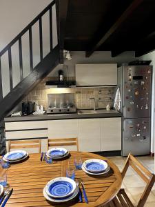 哥斯达雷Villetta Solemari - 100m from the beach的厨房配有蓝白板桌