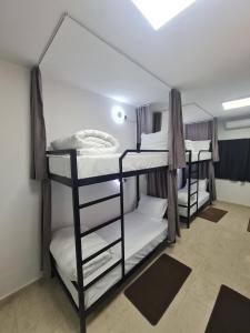 New Bazaar Hostel房間的床