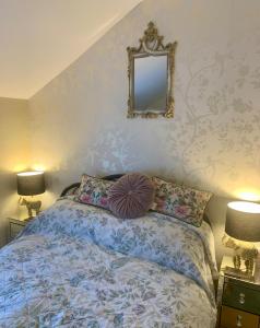 เตียงในห้องที่ Abbey and Esk Bed and Breakfast