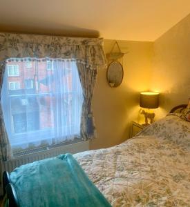 เตียงในห้องที่ Abbey and Esk Bed and Breakfast