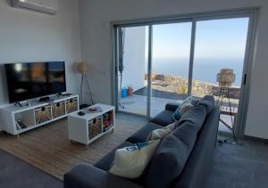 Телевизор и/или развлекательный центр в Villa PermaVista in Alleinlage und mit Infinity-Pool auf der Sonnenseite