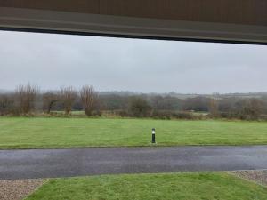 una vista de un campo de hierba con una boca de incendios en Gateway to Cornwall, en St Austell