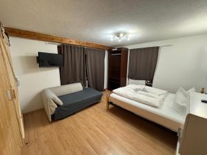 Una cama o camas en una habitación de Apart Weitblick Executive Suite