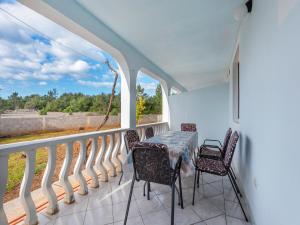 Fotografie z fotogalerie ubytování Homely Apartment in Vir with Balcony v destinaci Vir