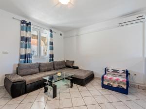 Fotografie z fotogalerie ubytování Homely Apartment in Vir with Balcony v destinaci Vir