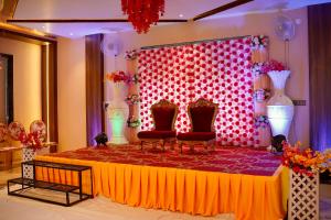 Posezení v ubytování Hotel 777 Pushkar By Sitara Group -- ! swimming pool ! big parking ! lawn with bonfire ! lavish & luxury AC rooms ! top rated ! most awarded ! best selling ! prime location ! property of the year ! + 37 fotografií