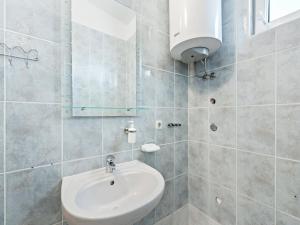 Fotografie z fotogalerie ubytování Homely Apartment in Vir with Balcony v destinaci Vir