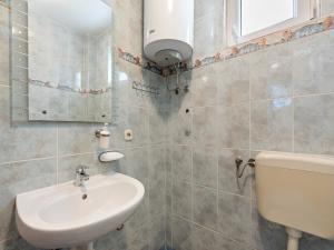 Fotografie z fotogalerie ubytování Homely Apartment in Vir with Balcony v destinaci Vir