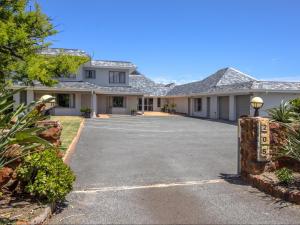 un vialetto di fronte a una casa di Sandbaai Country House a Hermanus Altre 6 foto