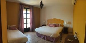 Łóżko lub łóżka w pokoju w obiekcie Hotel Andalou