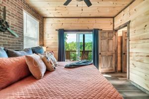 Una cama grande en una habitación con una pared de ladrillos. en Tranquil Mountain Getaway By Ghosal Luxury Lodging, en Gatlinburg 53 fotos más