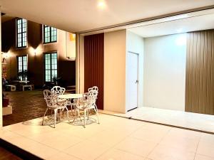a dining room with a table and chairs in a room at The Triple P Place เดอะ​ทริปเปิลพีเพลส in Ban Non Sung