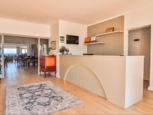 un soggiorno con bancone e sala da pranzo di Sandbaai Country House a Hermanus