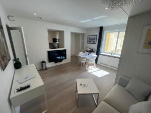 Μια τηλεόραση ή/και κέντρο ψυχαγωγίας στο Apartment by Torgalmenningen
