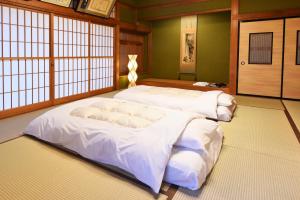 Postel nebo postele na pokoji v ubytování Kazeno Ryoan Fuga-風乃旅庵 楓雅