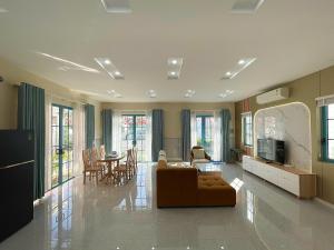 Μια τηλεόραση ή/και κέντρο ψυχαγωγίας στο Villa Novaworld 2 Phòng Ngủ