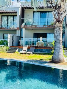 Πισίνα στο ή κοντά στο Coin de Mire Luxury Beachfront Duplex