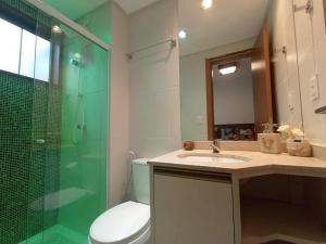 un bagno con wc, lavandino e doccia di CASA EM PRAIA DO FORTE a Mata de Sao Joao Altre 19 foto