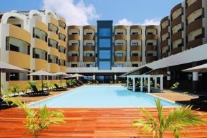 una gran piscina frente a un edificio en Hôtel Marina Beach, en Toamasina