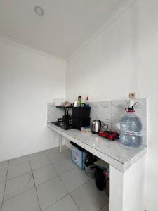 Η κουζίνα ή μικρή κουζίνα στο Two Bed Rooms House at Parongpong Near Lembang
