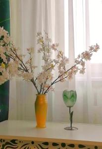 un vaso arancione e un vaso verde con fiori su un tavolo di Retro CHARME CENTRUM obok szpitala a Białystok Altre 23 foto