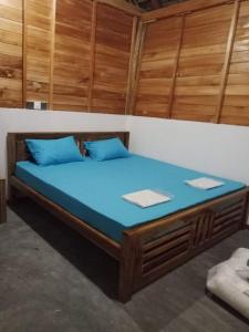 Postel nebo postele na pokoji v ubytování Amwaj Blue Cabana Arugambay
