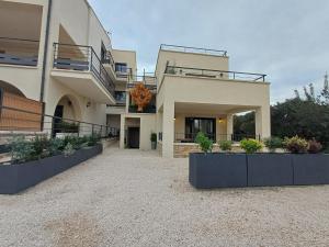 un gran edificio con plantas delante en T3, 8 couchages, grande terrasse, vue mer, parking privé, en La Ciotat