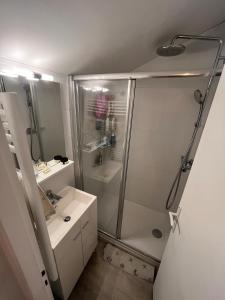 Bilik mandi di Hourtin Vibes - Appartement 4 à 6 personnes à 150m de la plage - 2 chambres et mezzanine