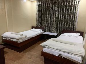 Postel nebo postele na pokoji v ubytování Hotel Sports Pvt Ltd