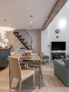 a dining room with a table and chairs at La chiave di Philoxenia in Ostuni
