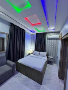 Llit o llits en una habitació de Iris Chen Hotel and Suites