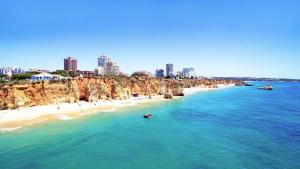 una vista aérea de una playa con una ciudad en el fondo en Praia da Rocha Modern by Homing, en Portimão