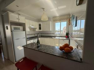 une cuisine avec un bol de fruits sur un comptoir dans l'établissement Apartamento VICTORIA Cabo Roig, à Orihuela Costa
