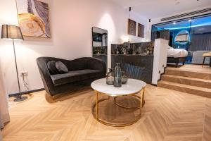 un soggiorno con un tavolo e un divano di Cesia Boutique a Biriyya