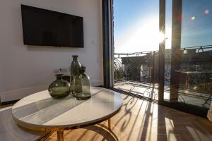 due vasi di vetro seduti su un tavolo in una stanza di Cesia Boutique a Biriyya