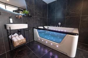 un bagno con vasca e lavandino di Cesia Boutique a Biriyya Altre 22 foto