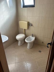 un baño con inodoro y lavabo en Vacation Apartments Garden, en Golem