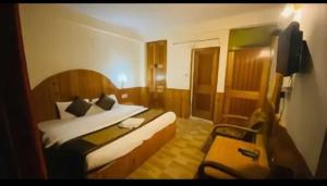 Voodi või voodid majutusasutuse Hotel Hadimba Regency ! Free 4 Wheeler Parking ! Mountain View rooms ! Near Mall road Manali toas