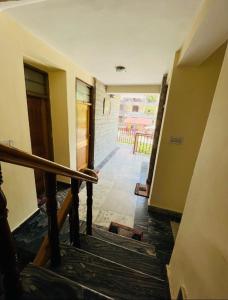 Foto sihtkohas Manāli asuva majutusasutuse Hotel Hadimba Regency ! Free 4 Wheeler Parking ! Mountain View rooms ! Near Mall road Manali galeriist