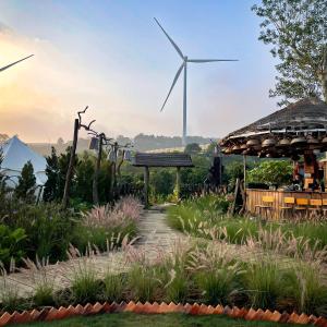 Landskap semula jadi dekat dengan perkhemahan mewah