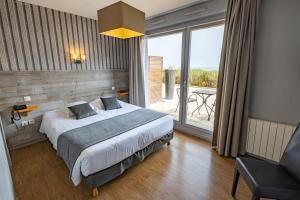 Кровать или кровати в номере Logis- Hôtel de la Baie de Wissant & Appartements