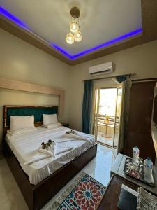 Postel nebo postele na pokoji v ubytování Golden Palace Suites