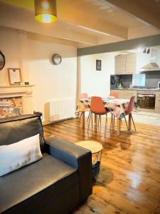 una sala de estar con un sofá y una mesa en Duplex au lin, en Saint-Pol-de-Léon