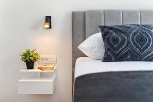 Photo de la galerie de l'établissement Koleus Apartment - Sea View & Pool, à Slatine