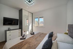 Photo de la galerie de l'établissement Koleus Apartment - Sea View & Pool, à Slatine