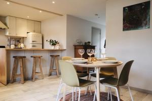 a dining room and kitchen with a table and chairs at Het relax hoeveke in Ostend
