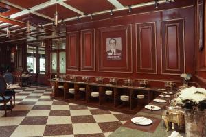 Restaurace v ubytování Faletti's Grand Hotel Gujranwala + 29 fotografií