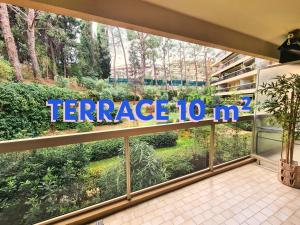 ein Schild, das die Terrasse im Fenster liest in der Unterkunft Studio grande terrasse à 5 min de la mer in Nizza + 21 Fotos
