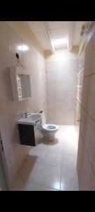 ein Badezimmer mit Toilette und Waschbecken in der Unterkunft Parque Bello Horizonte in Médano de Oro